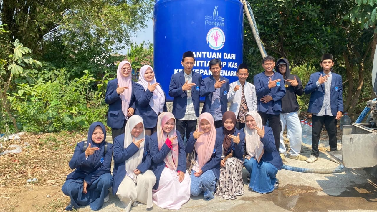 Segenap Mahasiswa Prodi PMI Bahu-Membahu Distribusi Air Bersih di Desa Tambahmulyo dan Tondokerto